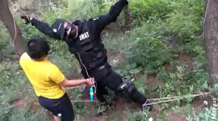 特警被綁在樹上打飛機